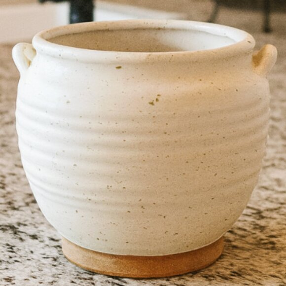NWT Ivory Farmhouse Style Pottery Textured Rustic Planter Utensil Holder - Picture 4 of 10